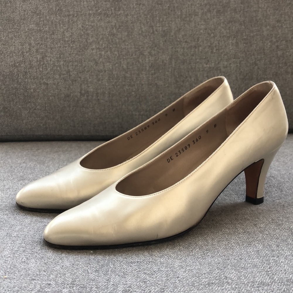 SALAVATORE FERRAGAMO Opalescent Ivory Smooth Leather Pumps